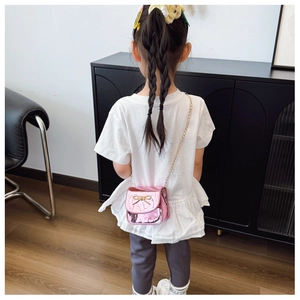 Vue détaillée du dos d'une fille portant un mini sac à bandoulière laser rose brillant
