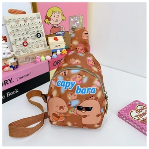 Detail der süßen Capybara-Cartoon-Brusttasche für Kinder mit verstellbarem braunem Gurt