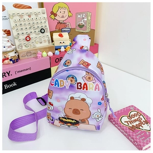 Detail der lila Kinder-Umhängetasche mit süßem Capybara-Druck und verstellbarem Gurt