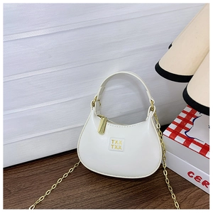 Gros plan sur un mini sac selle blanc avec chaîne dorée et logo embossé