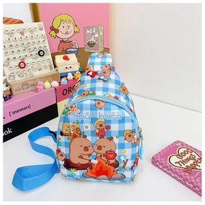 Nahaufnahme der Kinder Brusttasche mit Wasserschwein-Print und blau-weißem Karomuster