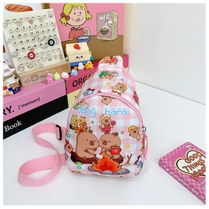 Nahaufnahme der rosa karierten Kinderbrusttasche mit süßem Capybara-Aufdruck
