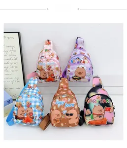 Detailansicht der bunten Capybara-Brusttaschen für Kinder mit verstellbaren Riemen