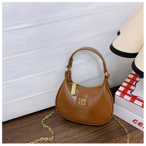 Détail d'un sac hobo marron avec logo embossé et bandoulière en chaîne dorée chic