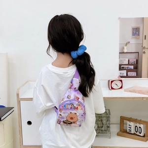 Lila Kinder-Umhängetasche mit Batik-Muster und niedlichem Capybara-Print für Kinder
