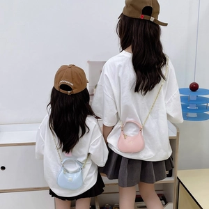 Sacs demi-lune minimalistes en cuir pour enfants en bleu macaron et rose fleur de cerisier