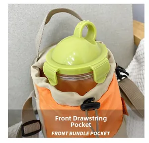 Vue détaillée de la poche avant avec cordon pour bouteille sur le sac compact