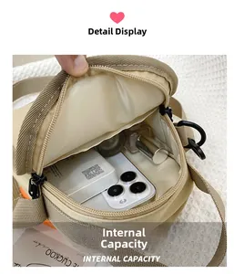 Détail montrant la capacité intérieure du sac en toile kaki avec bandoulière réglable