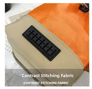Détail du sac extérieur montrant les coutures contrastées orange et beige et le tissu robuste