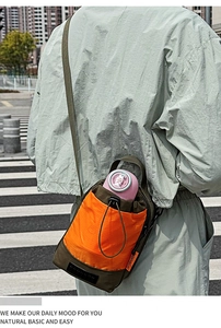 Détail du sac gourde en nylon vert armée et orange avec fermeture à cordon