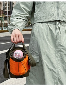 Détail du sac à gourde en nylon vert armée avec poche en maille orange pour la randonnée