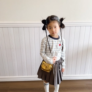 Ensemble fille avec haut rayé, jupe plissée et sac à bandoulière brillant avec nœud perlé