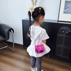 Petit sac bandoulière rose fuchsia pour fille avec nœud doré et chaîne élégante