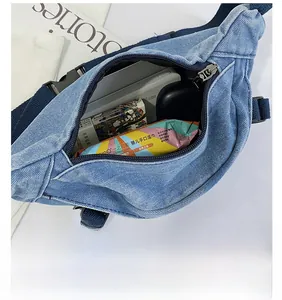 Detailansicht der Innenseite einer Jeans-Gürteltasche mit großem Platzangebot für Artikel