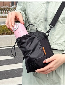Détail de la sacoche extérieure avec poche à cordon contenant une gourde rose