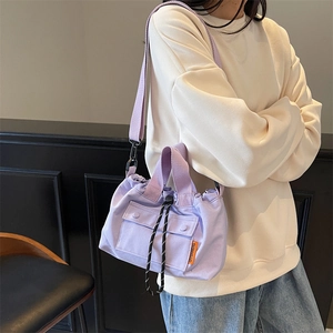 Sac seau minimaliste violet clair à cordon avec bandoulière réglable pour femmes