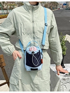 Détail du sac à bouteille d'eau en nylon léger bleu contrasté avec sangle réglable