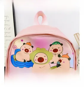 Détail du sac à dos rose pour enfants avec quatre jolis motifs de capybara