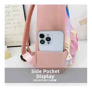 Gros plan sur la poche latérale du sac à dos dégradé rose avec un téléphone portable