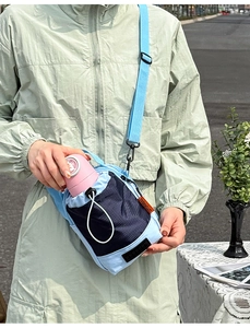 Détail du sac porte-bouteille bleu avec sangle réglable et fermeture à cordon pratique
