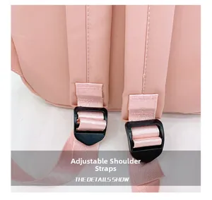 Gros plan du sac à dos rose en nylon avec bretelles réglables et boucles robustes