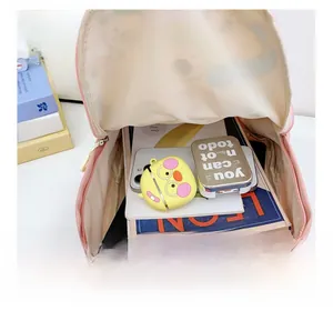 Intérieur du sac d'école rose montrant un compartiment spacieux avec livres