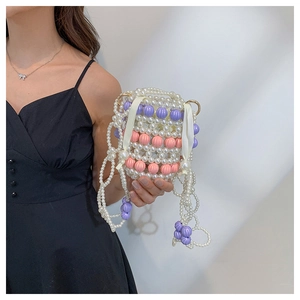 Détail du sac bandoulière en perles fait main avec perles colorées et nœud en soie