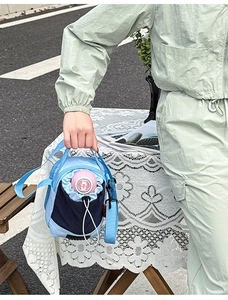 Gros plan du sac à gourde bicolore en toile avec bandoulière réglable et cordon de serrage