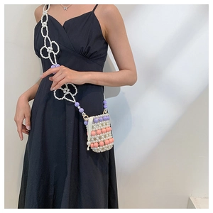 Détail du mini sac bandoulière en perles fait main avec sangle à fleurs perlées