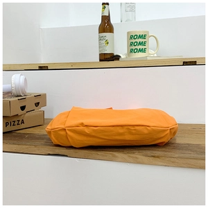 Detailansicht der orangefarbenen Canvas-Umhängetasche mit robuster Stoffstruktur