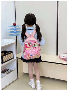 Sac à dos rose pour enfants avec motifs Capybara mignons dans un décor d'intérieur