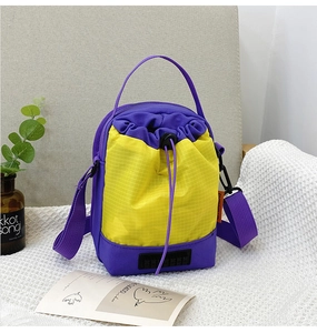 Détail d'un mini sac seau à cordon au design patchwork violet et jaune éclatant