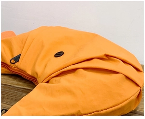 Nahaufnahme der orangefarbenen, wasserdichten Nylon-Umhängetasche mit schwarzem Reißverschluss