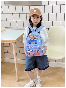 Détail du sac à dos Capybara bleu clair avec motifs tie-dye sur un mannequin enfant