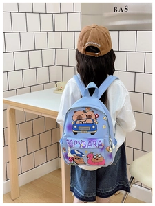 Détails des motifs Capybara sur sac à dos enfant bleu clair en nylon résistant
