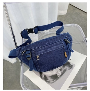 Detailaufnahme der tiefblauen Denim-Umhängetasche mit verstellbarem Gurt auf Magazin