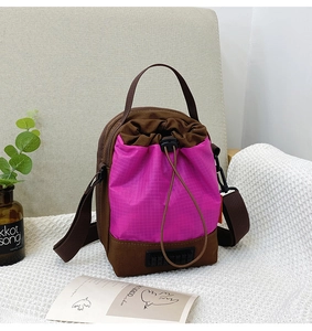 Détail du sac à cordon coloré pour bouteille d'eau avec textures en nylon rose et brun