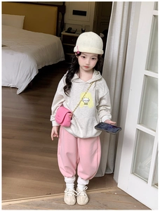 Détail d'un mini sac à bandoulière rose porté avec un sweat à capuche chiot pour enfant