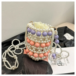 Détail du mini sac à bandoulière en perles fait main avec accents violet et corail
