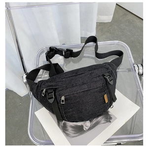 Detail der schwarzen Denim-Gürteltasche mit Reißverschlussfächern und Nylon-Gurtband