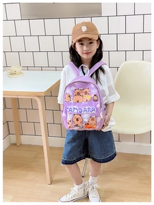 Détail d'un sac à dos violet pour enfants avec imprimé Capybara et bretelles larges