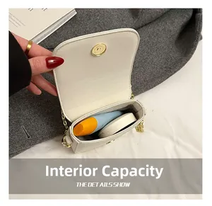 Capacité interne du mini sac bandoulière montrant le rangement du rouge à lèvres