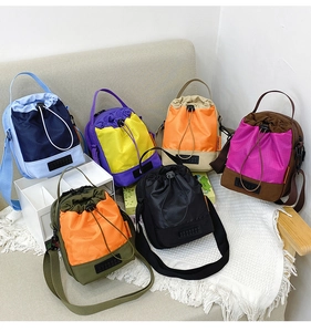 Sacs à bandoulière légers en nylon pour gourdes en six combinaisons de couleurs vives