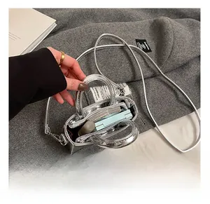 Dettaglio dell'interno della mini borsa in vernice argento con capacità e chiusura
