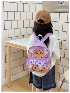 Vue détaillée d'un sac à dos violet pour enfant avec imprimé Capybara porté par un enfant