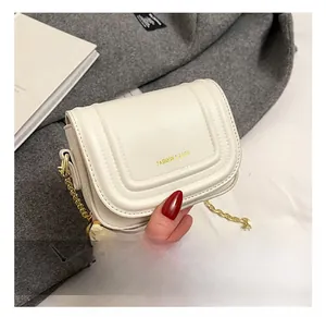 Vue détaillée du mini sac bandoulière en cuir blanc texturé avec chaîne dorée chic