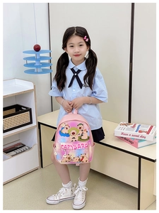 Détail du sac à dos rose pour enfant avec imprimé Capybara mignon et poche latérale filet