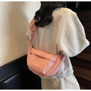 Détail du sac croissant rose en toile avec bandoulière et petit porte-monnaie