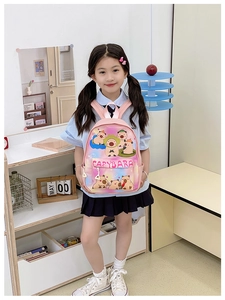 Détail d'un sac à dos rose pour filles avec motifs capybara mignons et bretelles