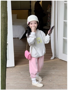 Détail du sweat à capuche pour bébé avec imprimé chiot et mini sac bandoulière rose